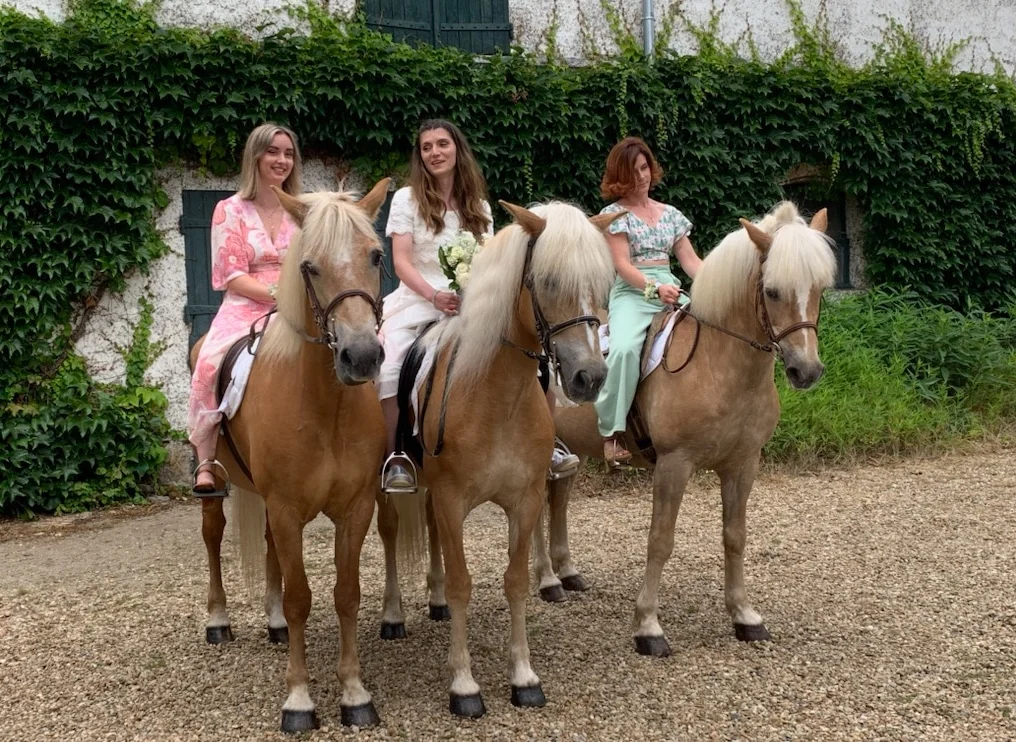 Trois invitées montées en amazone sur des chevaux haflingers aux crins blonds