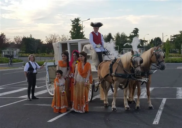 Carrosse citrouille de Cendrillon en calèche blanche sur les pavés d'un parc