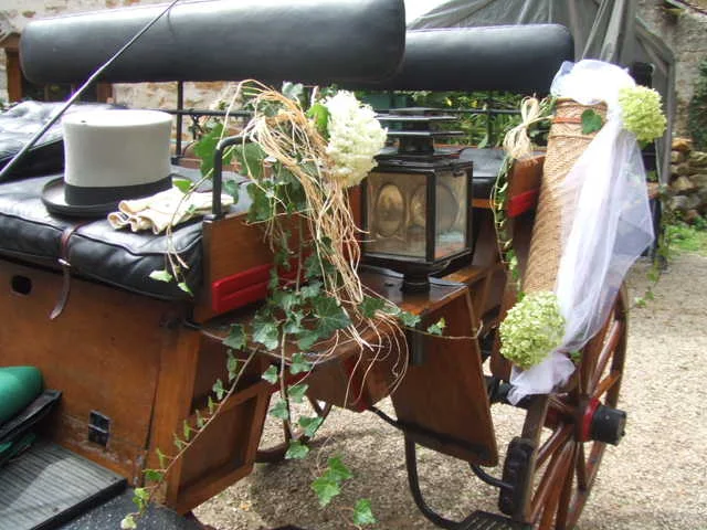 Décoration florale de la calèche et haut-de-forme du cocher