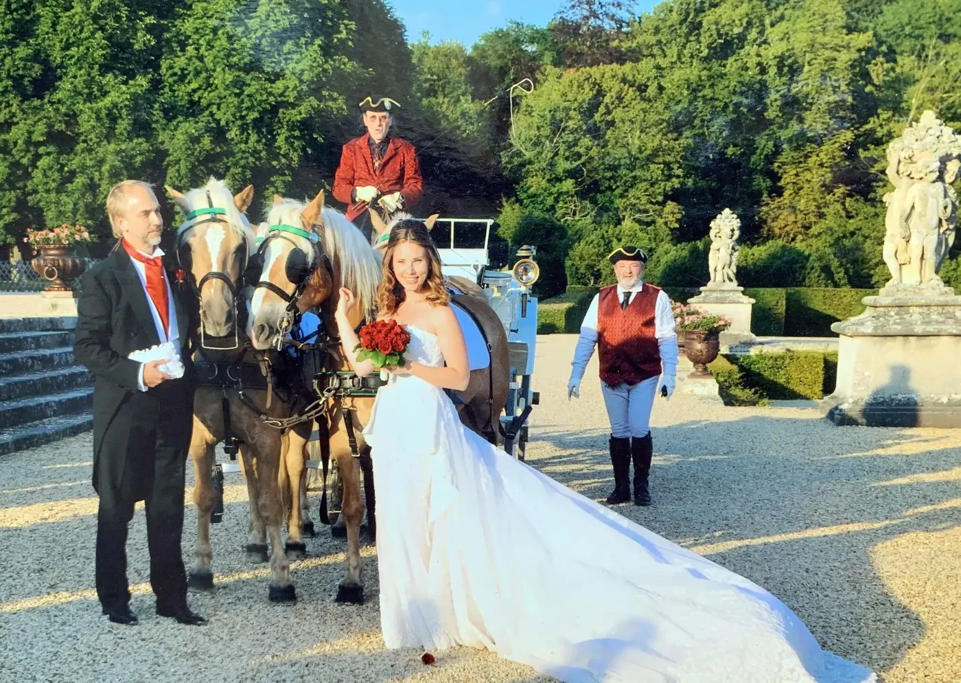 La mariée et l'attelage de haflingers dans une cour