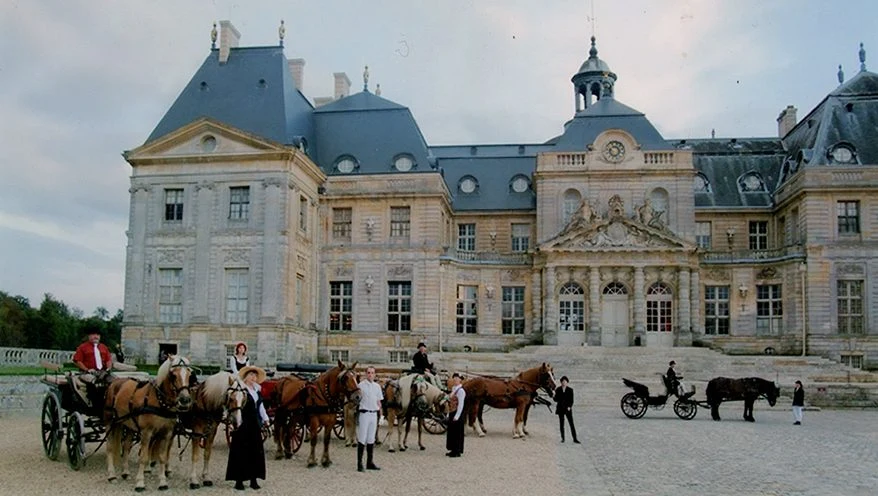 Cortège de plusieurs attelages devant le château de Vaux-le-Vicomte