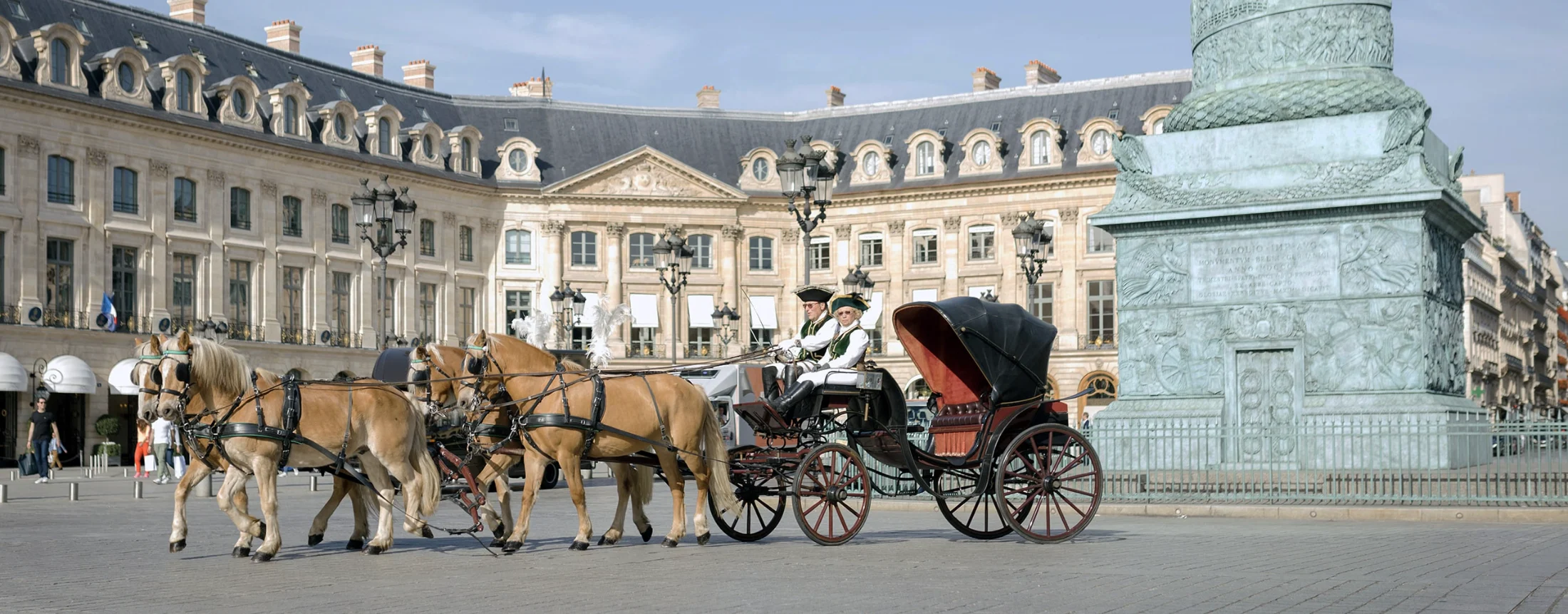 Attelage à quatre chevaux et calèche place Vendôme à Paris
