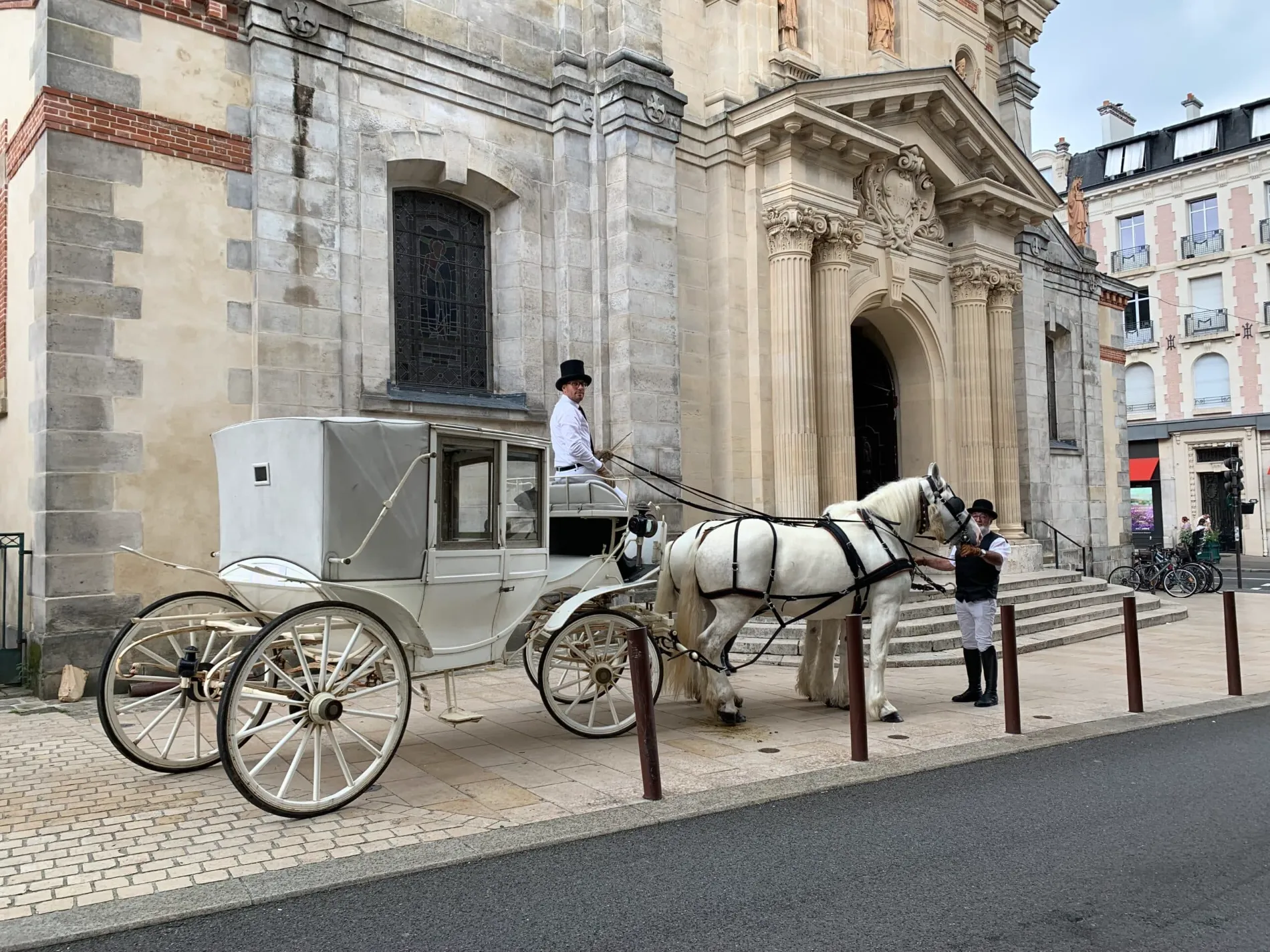 Sortie d'église en calèche attelée d'un cheval blanc