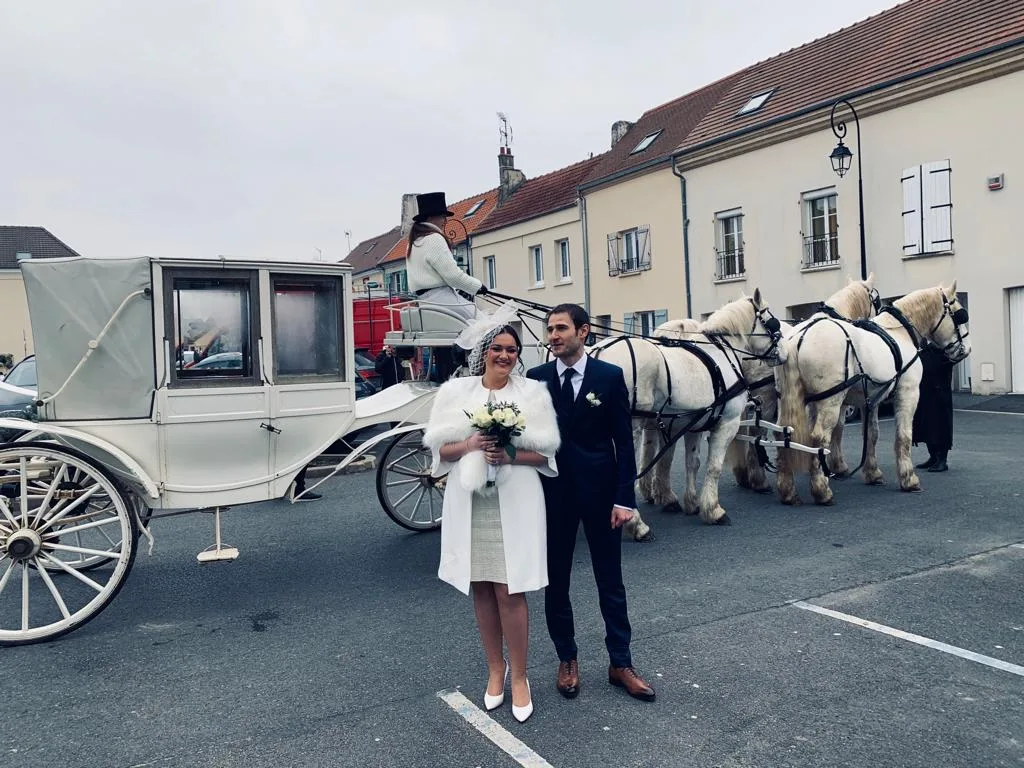 Les mariés devant la calèche et ses quatre chevaux blancs