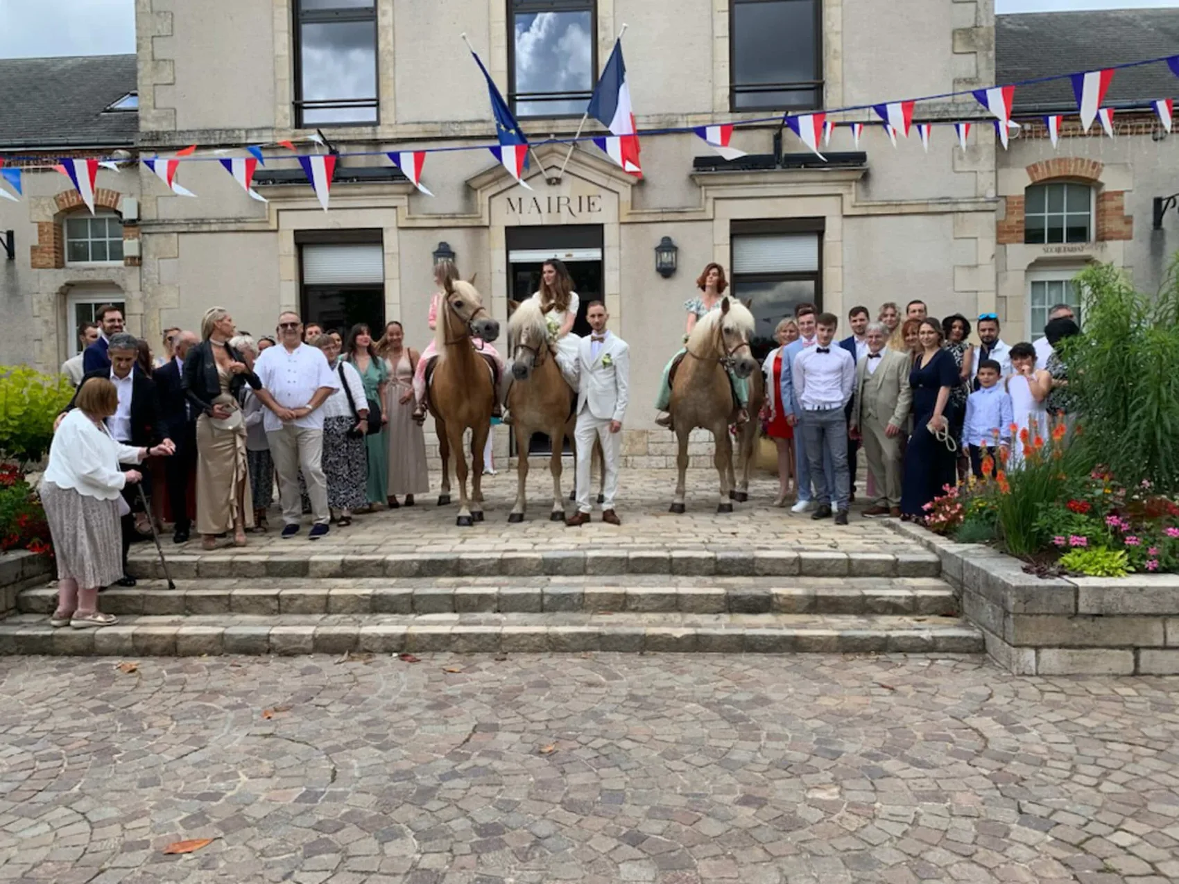 Les mariés et leurs témoins à cheval devant la mairie