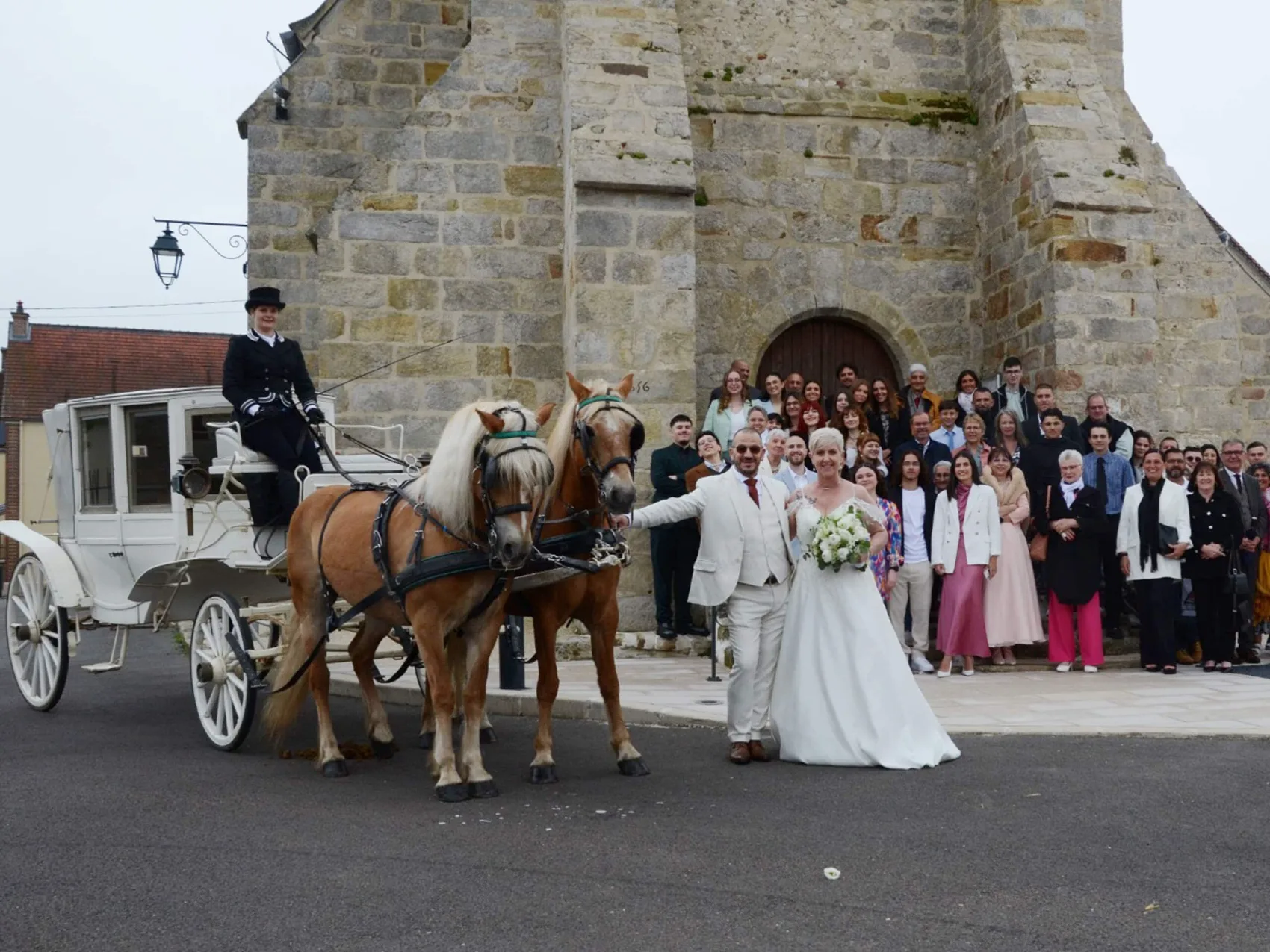 Photo de groupe des invités autour de l'attelage