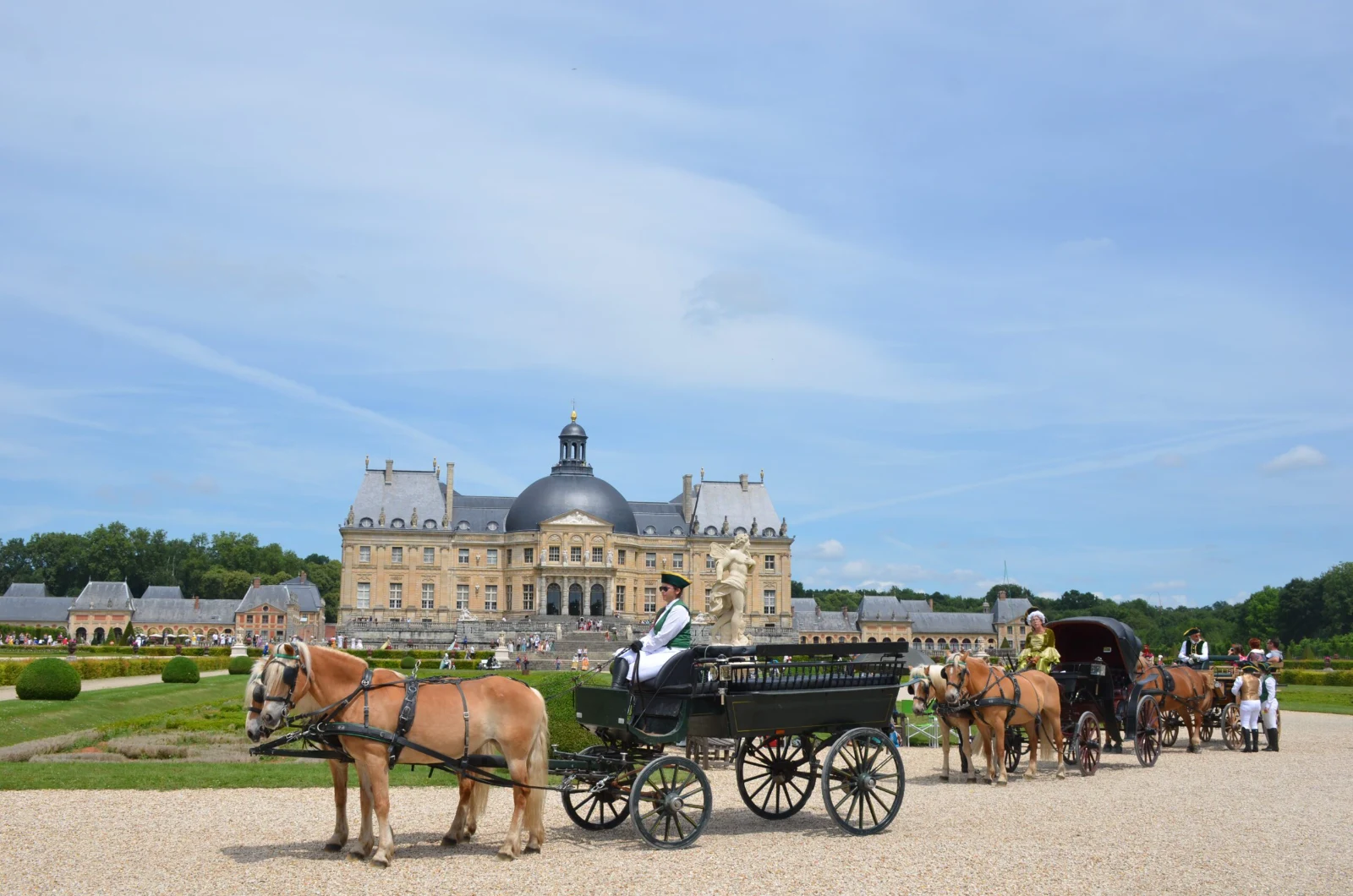 Attelage à quatre chevaux haflingers longeant un canal en été