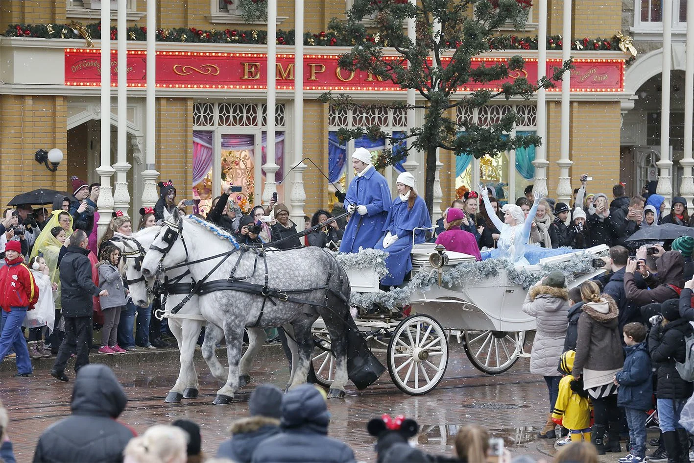 Cortège d'attelages et cochers en tenue devant le château de Vaux-le-Vicomte