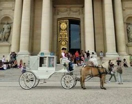 Calèche blanche devant le dôme des Invalides à Paris
