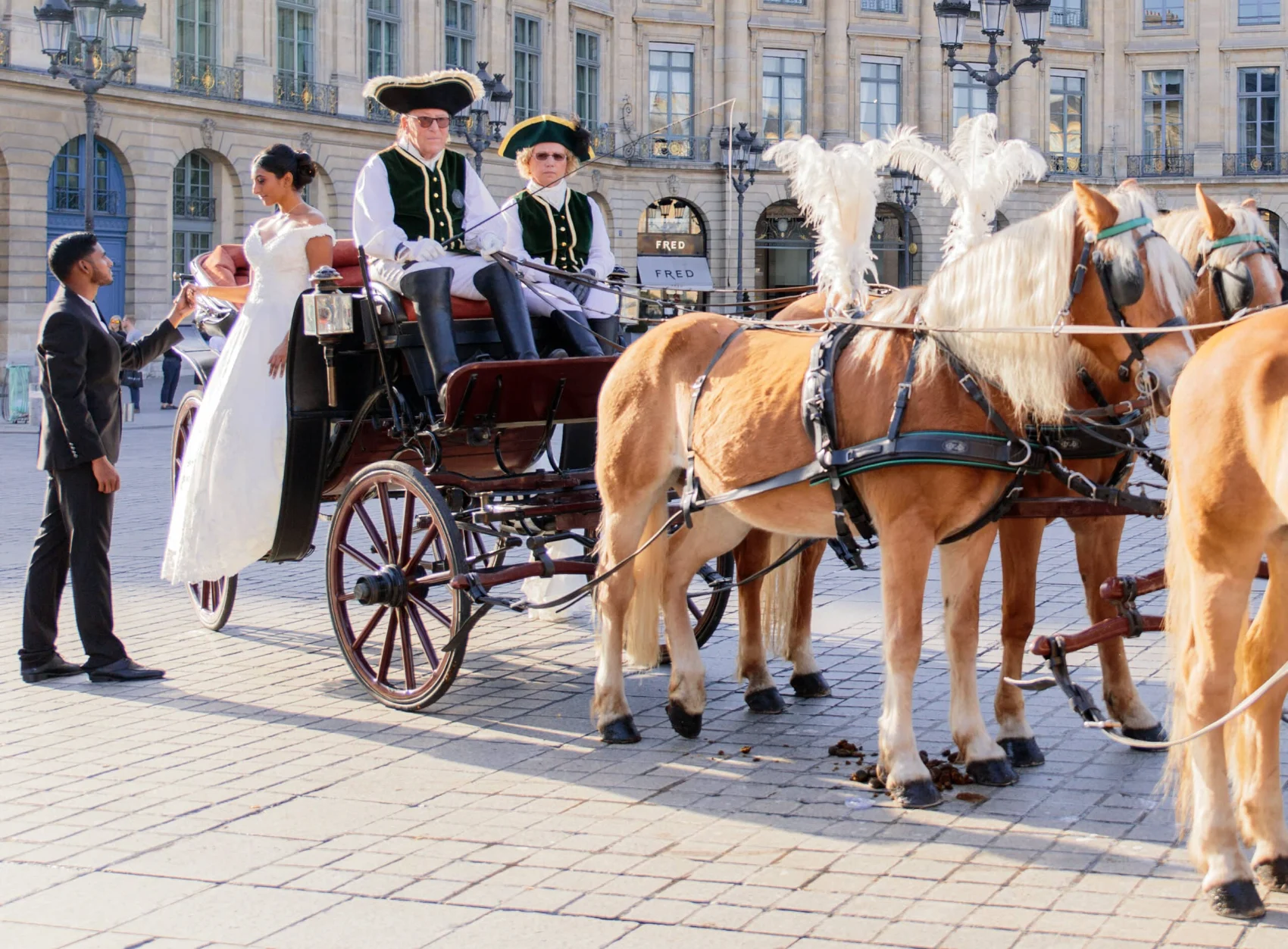 Mariée descendant de la calèche place Vendôme, cocher et groom en livrée verte et or, plumets blancs