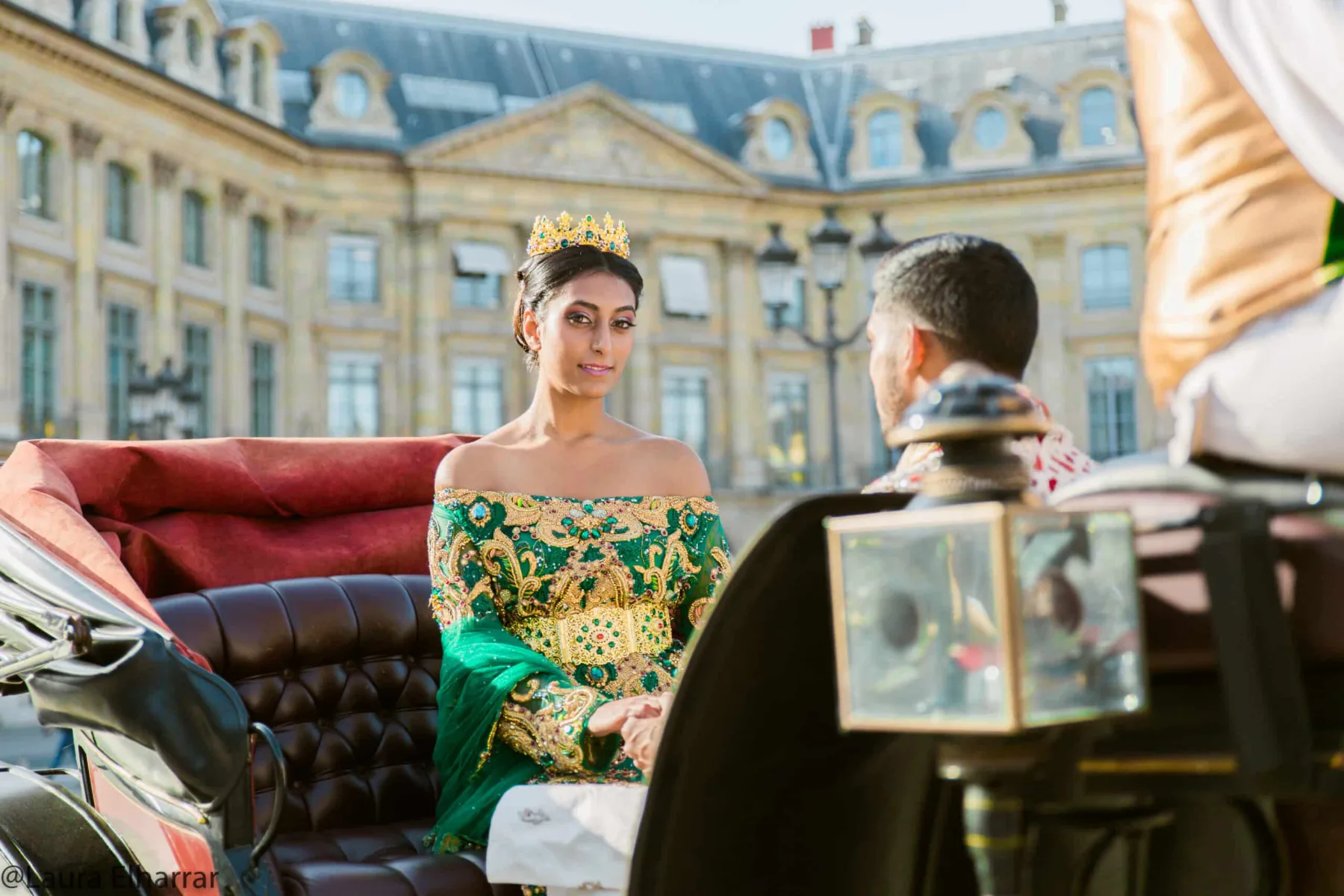 Mariée en caftan brodé d'or et couronne, en calèche place Vendôme