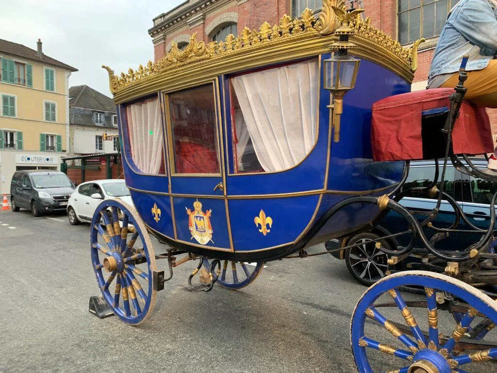 Carrosse royal bleu de France attelé de quatre chevaux