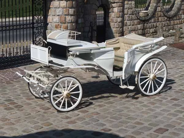 Grand landau blanc cassé du XIXe siècle attelé pour un mariage