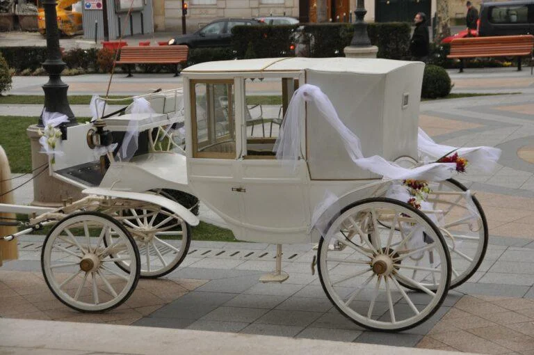 Grand landau blanc cassé du XIXe siècle attelé pour un mariage