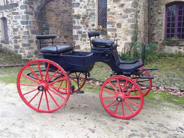 Phaéton restauré, carrosserie bleu marine et rouge