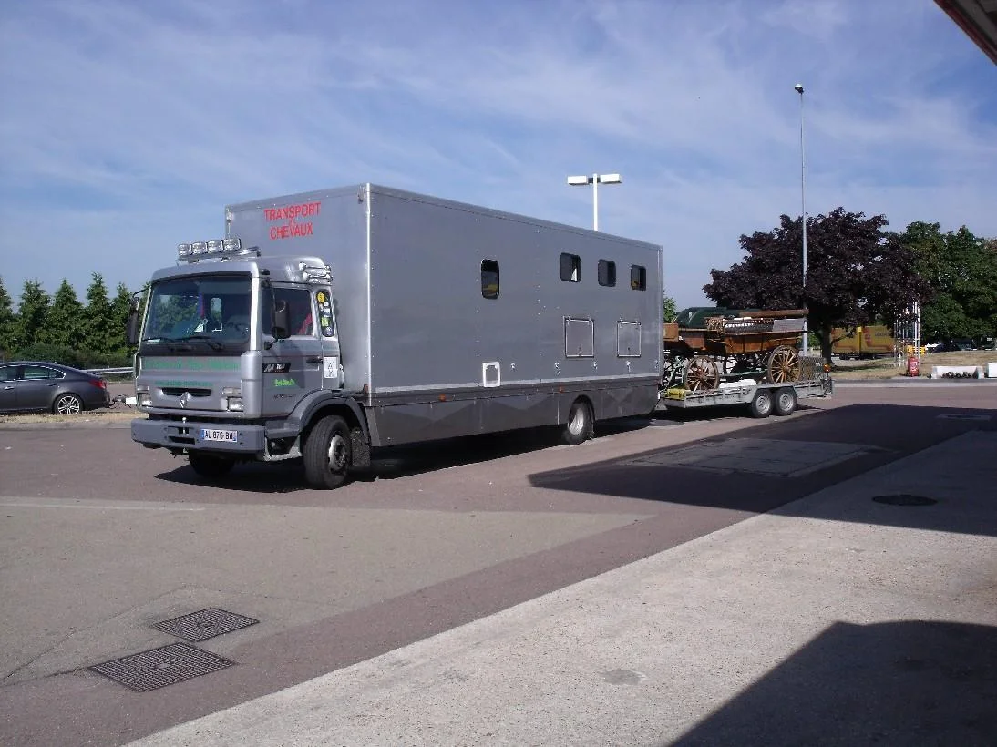 Camion de transport pour cinq chevaux des Écuries du Vieux Château