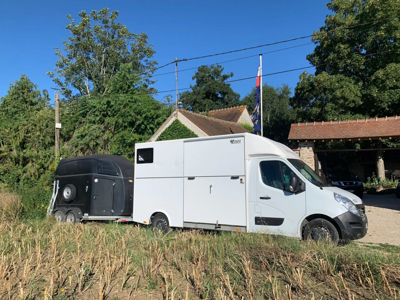 Camion-van et van tracté pour le transport des chevaux