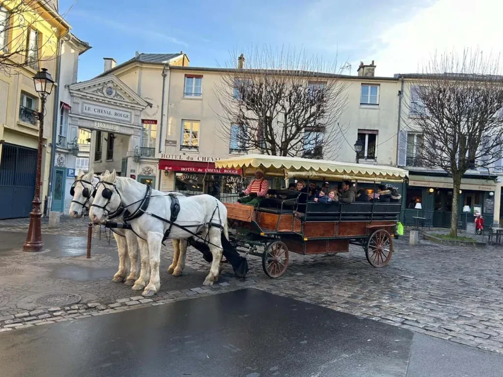 Très grande wagonnette dix-huit places attelée de chevaux blancs