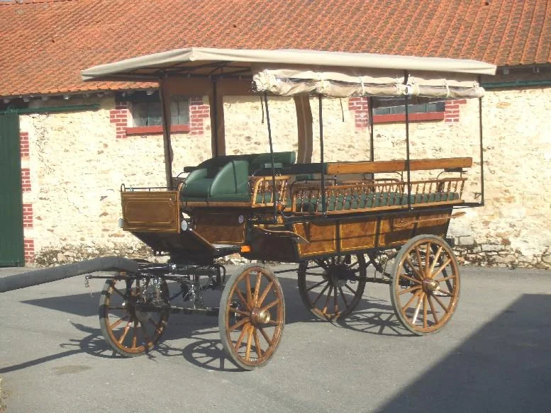 Grande wagonnette huit places à roues de bois